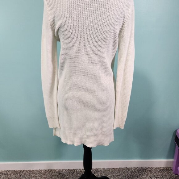 Old Navy White Sweater Medium
Lot I - Picture 2 of 7